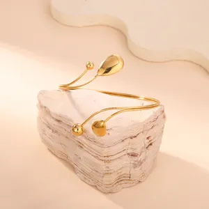 Elegante bracciale geometrico dorato con terminali lucidi a sfera e a goccia d'oro
