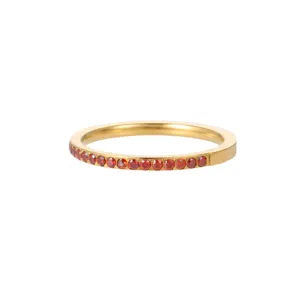 Detalle de un elegante anillo chapado en oro con brillantes piedras de circonita