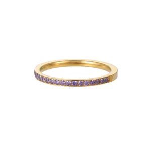 Vista detallada de un anillo de acero inoxidable dorado con circonitas color púrpura