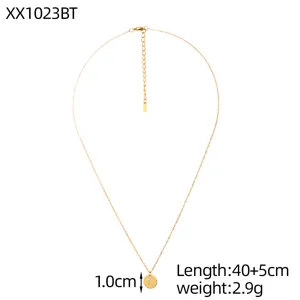 Detailansicht einer goldenen Titanstahlkette mit funkelndem T-Buchstaben-Anhänger.