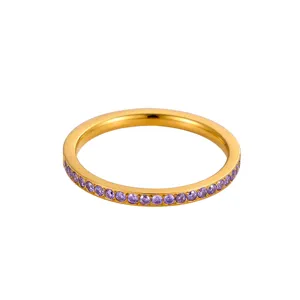 Anillo elegante bañado en oro con piedras de circonita violeta para mujer apilable
