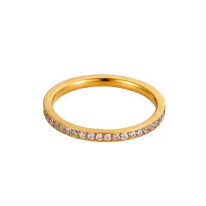 Elegante anillo de eternidad dorado minimalista con circonitas cúbicas transparentes