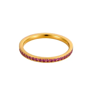 Elegante anillo apilable minimalista chapado en oro con circonitas rosas para mujer
