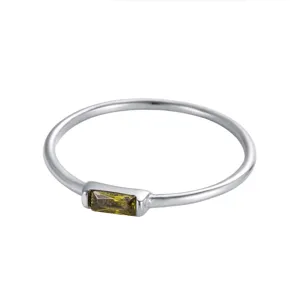 Dettaglio di un semplice anello d'argento con pietra portafortuna verde rettangolare