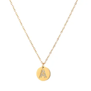 Goldene Titanstahlkette mit rundem Anhänger und Kristall-Buchstaben A Pavé