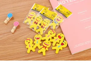 Gros plan de diverses gommes créatives en forme de bonshommes en pain d'épice emoji pour l'école