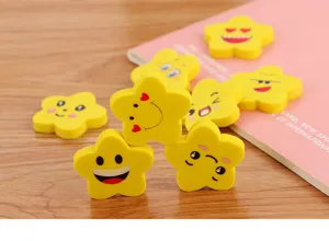 Detailweergave van gele stervormige gummen met schattige emoji-gezichtjes voor kids