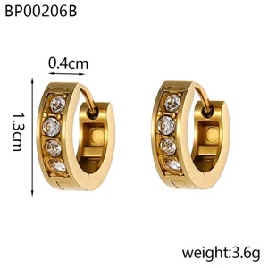 Vue détaillée de boucles d'oreilles créoles dorées avec zircons et mesures de taille