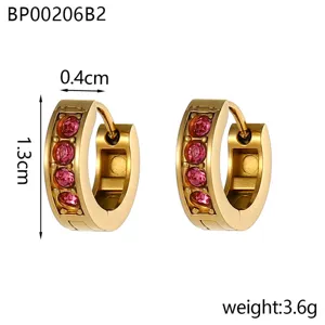 Vue détaillée des créoles dorées avec pierres roses, hauteur 1,3 cm et largeur 0,4 cm