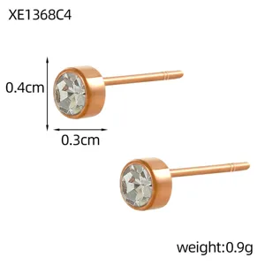 Detailweergave van roségouden ronde kristallen oorknopjes met afmetingen en gewicht