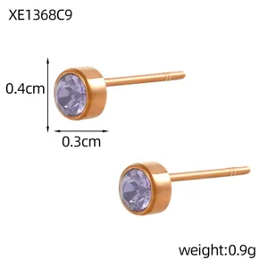Gedetailleerd overzicht van roségouden ronde kristallen oorknopjes van 0,9 g en 0,4 cm