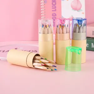 Detalle de 12 lápices de colores en tubo de cartón ecológico con tapa sacapuntas