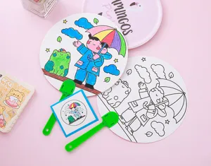 Detalle de abanicos para colorear DIY con versiones terminada y en blanco para niños