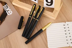 Close-up van matzwarte zakelijke gelpennen met elegante gouden accenten op houten bureau