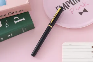 Detailopname van een elegante matzwarte business-gelpen met gouden accenten op een bureau