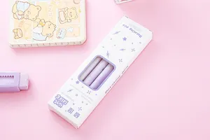 Dettaglio di penne gel rotanti viola sfumate in confezione regalo stellata