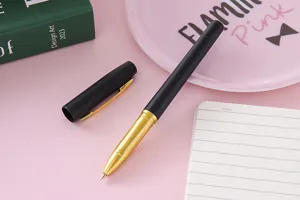 Detailopname van matzwarte zakelijke gelpen met gouden punt en metalen clip voor kantoor.