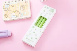 Dettaglio di quattro penne gel rotanti sfumate verdi in confezione con stelle.
