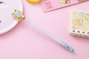 Schattige katten kristallen gelpen op roze achtergrond met decoratieve accessoires.