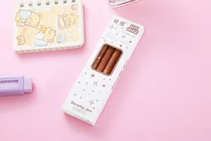 Dettaglio macro del set di 4 penne rotanti in scatola regalo minimalista a stelle
