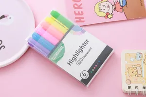 Set mit 6 weichen fluoreszierenden Textmarkern in einer transparenten Schutzhülle.