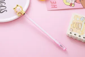 Close-up van een schattige roze gelpen in de vorm van een kat met een fonkelende kristallen bol
