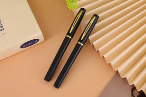 Twee professionele matzwarte gelpennen met elegante gouden clips