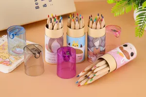 Detalle de 12 lápices de colores en tubos de dibujos con tapas sacapuntas integradas.