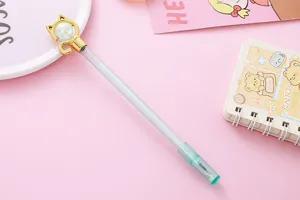 Gedetailleerd overzicht van een schattige katvormige gelpen met fijne naaldpunt voor studenten