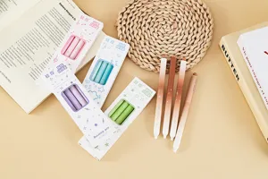 Primo piano di penne gel creative sfumate inserite in una elegante confezione pastello
