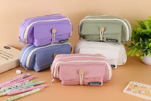 Detailansicht mehrfarbiger Canvas-Federmäppchen auf einem organisierten Schreibtisch