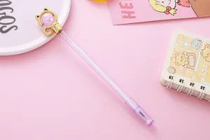 Detail van een roze kristallen kattenpen met gouden dop en naaldvormige punt.