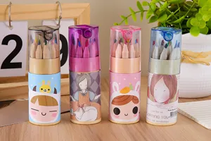Detalle de juegos de 12 lápices de colores de dibujos en tubos con sacapuntas integrado