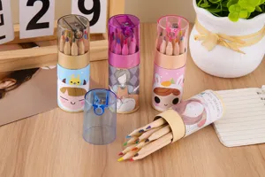 Detalle de 12 lápices de colores en botes de dibujos animados con sacapuntas integrado