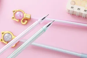 Gedetailleerde macro-weergave van de 0,5 mm naaldpunten van leuke katten kristal gelpennen
