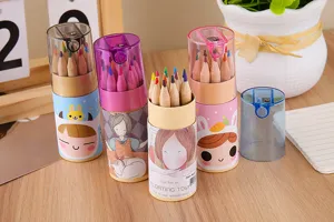 Vista detallada de 12 lápices de colores en tubos de dibujos con sacapuntas integrado.