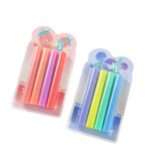 Zwei Sets farbige Textmarker mit abgeschrägter Spitze in Obst-Blisterverpackung.