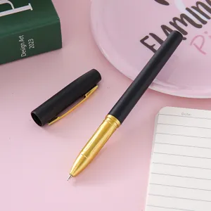 Professionele zwart-gouden gelpen met kogelpunt op een roze werkplek achtergrond