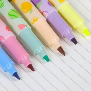 Set kleurrijke mini-markeerstiften met fruitpatroon op gelinieerd papier