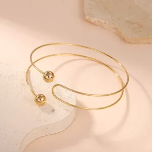 Primo piano di un elegante bracciale da braccio dorato dal design minimal