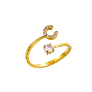 Vista detallada de un anillo ajustable dorado con circón y la letra inicial C