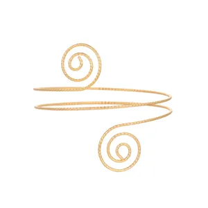 Vista dettagliata di un elegante bracciale da braccio a spirale dorato con trama a filo ritorto
