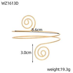 Dettaglio ravvicinato del bracciale a spirale dorata con dimensioni 8,6 cm e peso 19,3 g