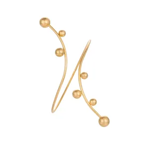 Vista dettagliata in alta definizione di un bracciale da braccio geometrico dorato con perle