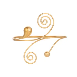 Vista dettagliata di un bracciale da braccio a spirale dorata con goccia.