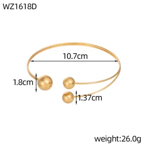 Vista dettagliata del bracciale geometrico dorato con misure di diametro e peso