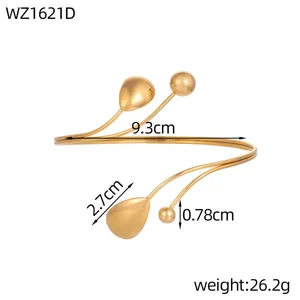 Vista dettagliata del bracciale geometrico dorato con dimensioni e peso del prodotto