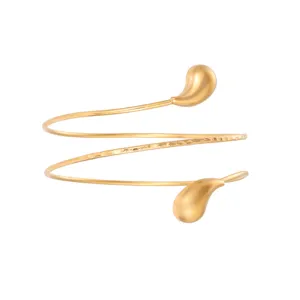 Vista dettagliata di un elegante bracciale a spirale dorato con finitura martellata
