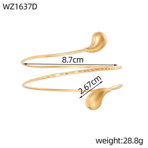 Dettaglio dell'elegante bracciale a spirale dorato per braccio con misure e peso