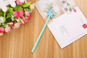 Gros plan d'un stylo gel bleu clair avec une décoration de licorne 3D mignonne et colorée